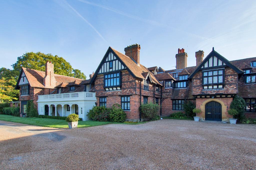 3 Bedroom Apartment For Sale in Rumwood Court, Sutton Road, Langley