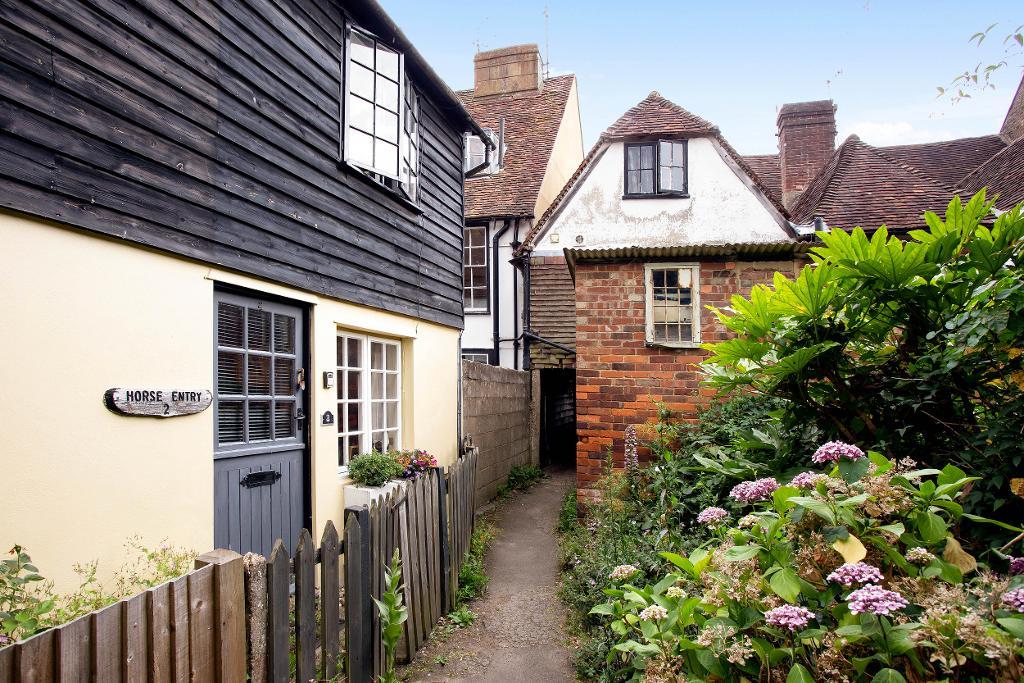 2 Bedroom Cottage For Sale In High Street, Cranbrook, Kent, TN17 3EB ...