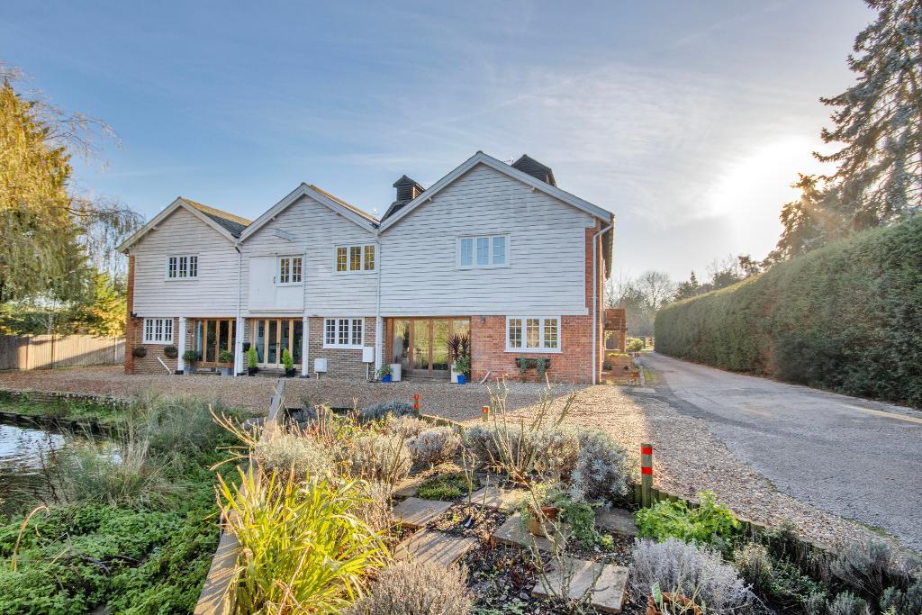 Staplehurst Road, Marden, Kent, TN12 9BW